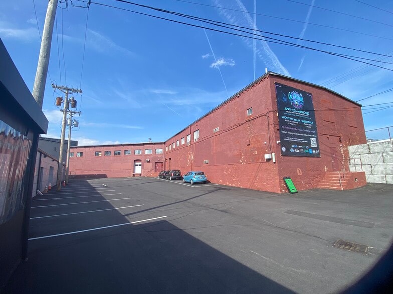 More Photos Of 25 Esten Ave, Pawtucket Showroom For Lease