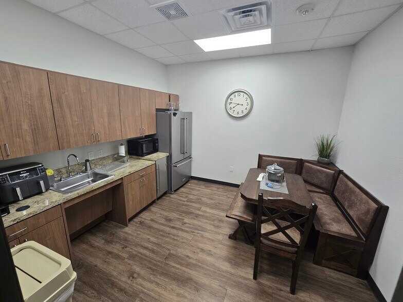 More Photos Of 1011 Surrey Ln, Flower Mound Office For Lease