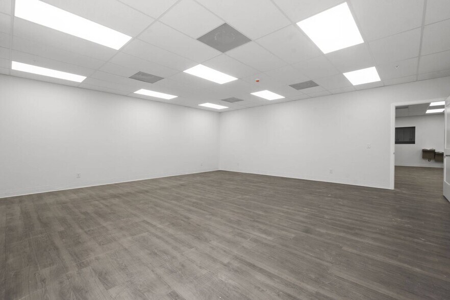 More Photos Of 3801 Bee Ridge Rd, Sarasota Storefront For Lease