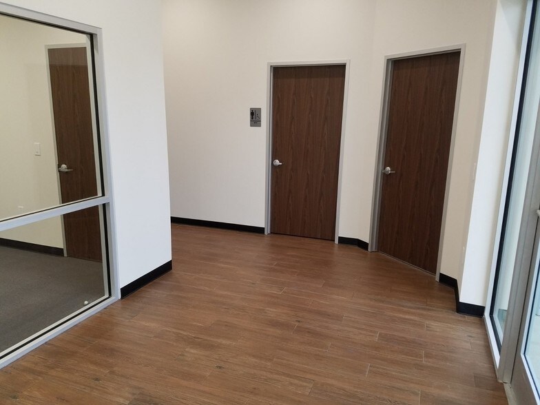 More Photos Of 7515 Oak Bluff Dr, Magnolia Office For Lease