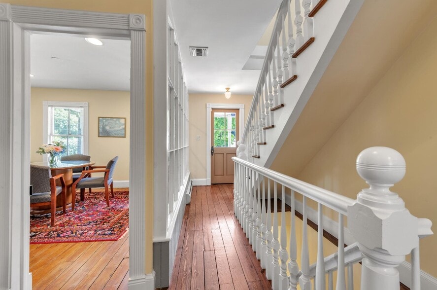 More Photos Of 1433 Old Northern Blvd, Roslyn Office For Lease