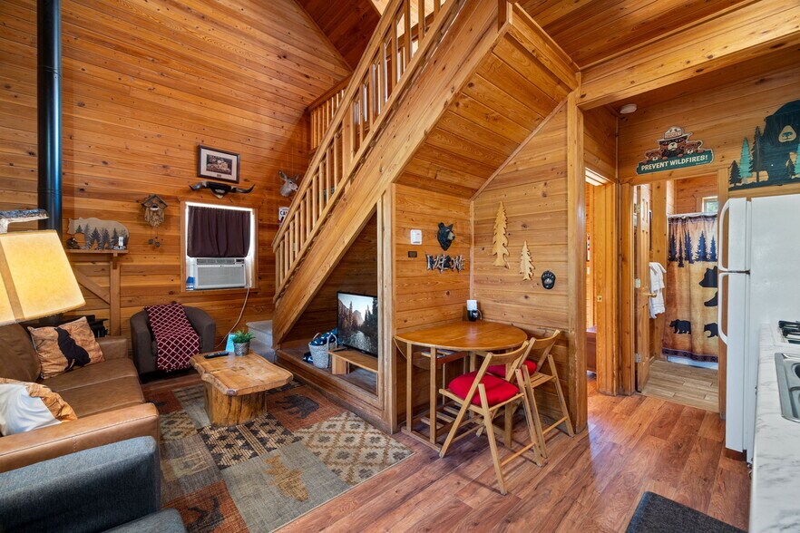 More Photos Of 1022 S Hunter Creek Dr, Payson Hotel For Sale