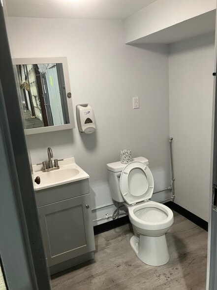 More Photos Of 927 Barlow Dr, Charleston Warehouse For Lease