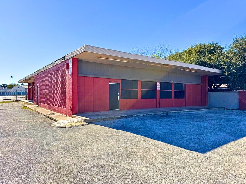 More Photos Of 2507 S General McMullen Dr, San Antonio Freestanding For Sale