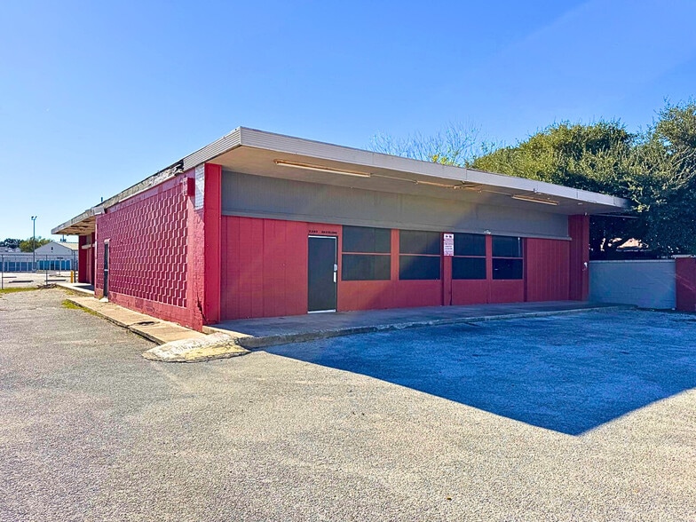 More Photos Of 2507 S General McMullen Dr, San Antonio General Retail For Sale