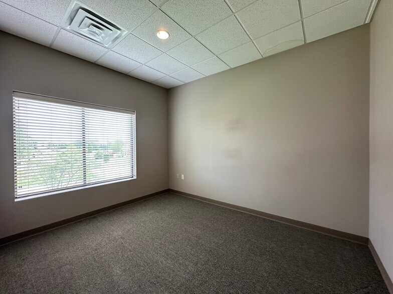 More Photos Of 673 Westbury Dr, Iowa City Storefront Retail Office For Sale