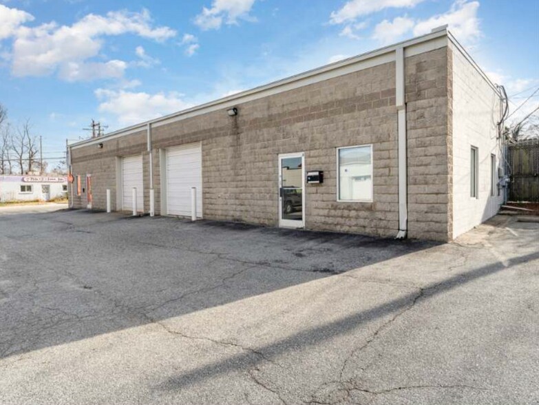 More Photos Of 930-932 N Chapman St, Greensboro General Retail For Sale