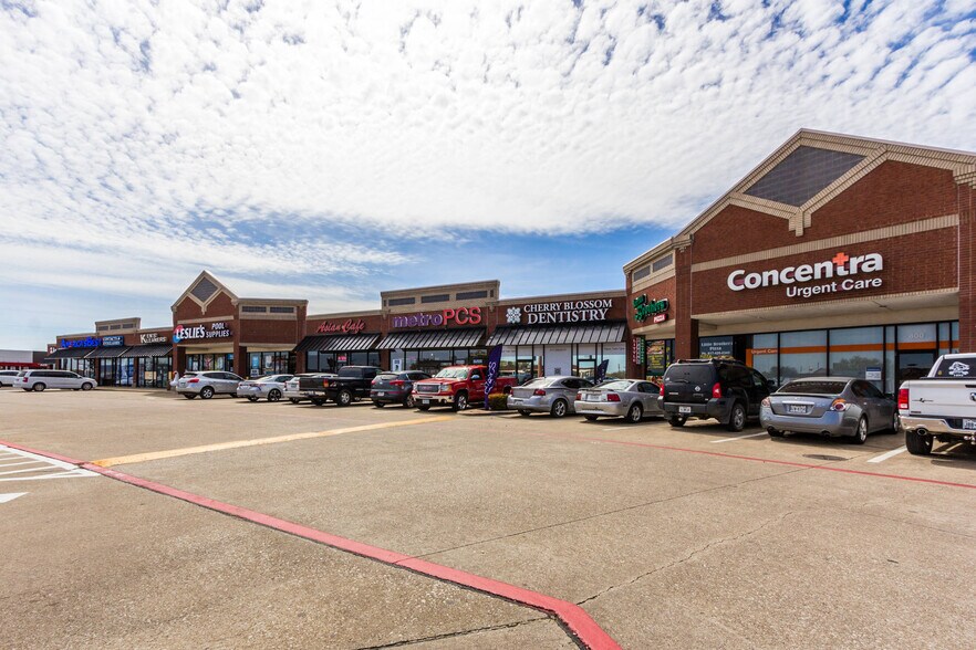 More Photos Of 811-877 NE Alsbury Blvd, Burleson Unknown For Lease