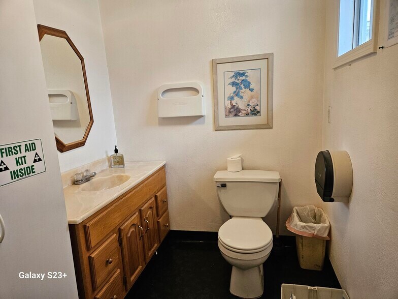 More Photos Of 3151 Waconda Rd NE, Gervais Warehouse For Lease