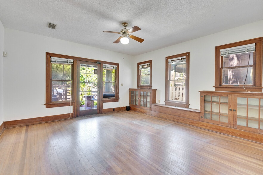 More Photos Of 1006 E Cesar Chavez St, Austin Office Residential For Sale