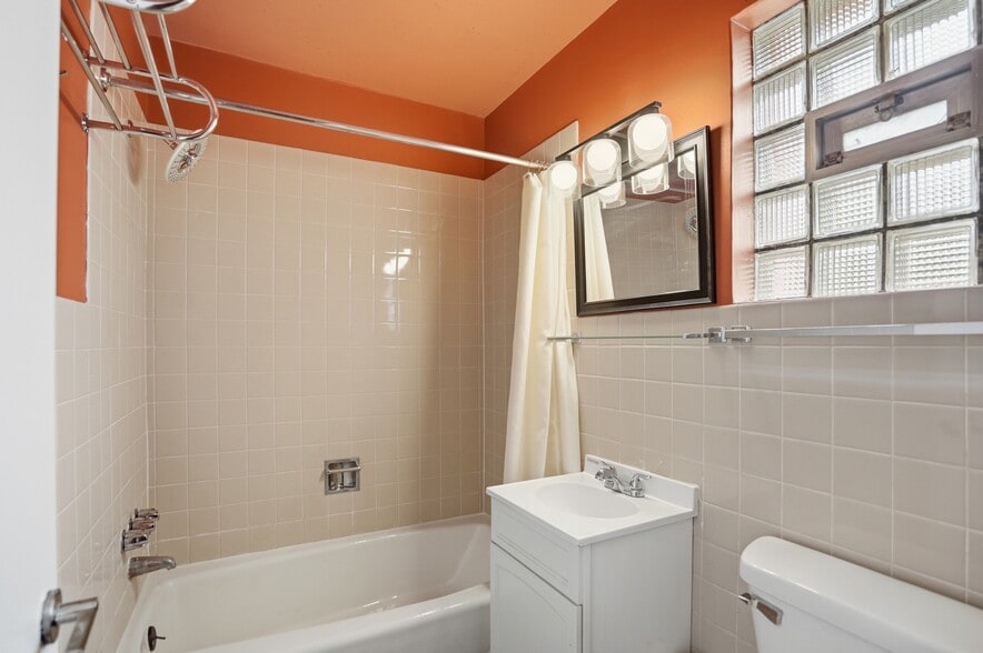 More Photos Of 214 E Cleveland St, Sundance Hotel For Sale