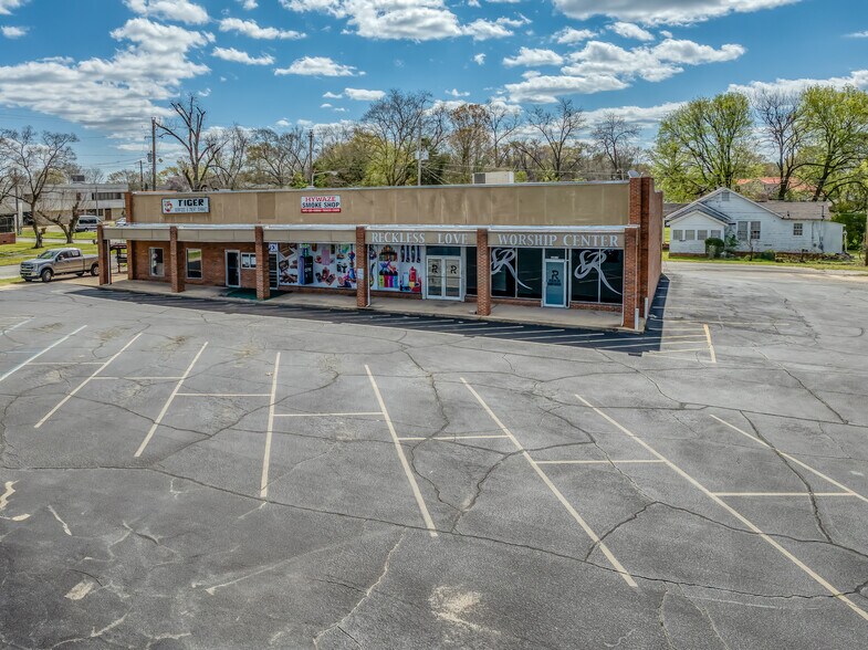 More Photos Of 204 S Elm St, Tuskegee General Retail For Lease