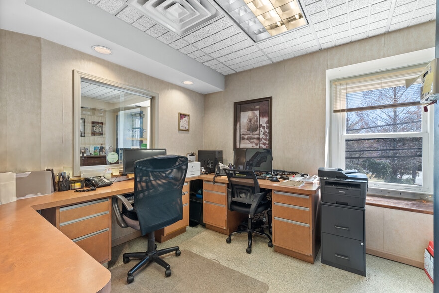 More Photos Of 9 Leonardville Rd, Middletown Medical For Lease