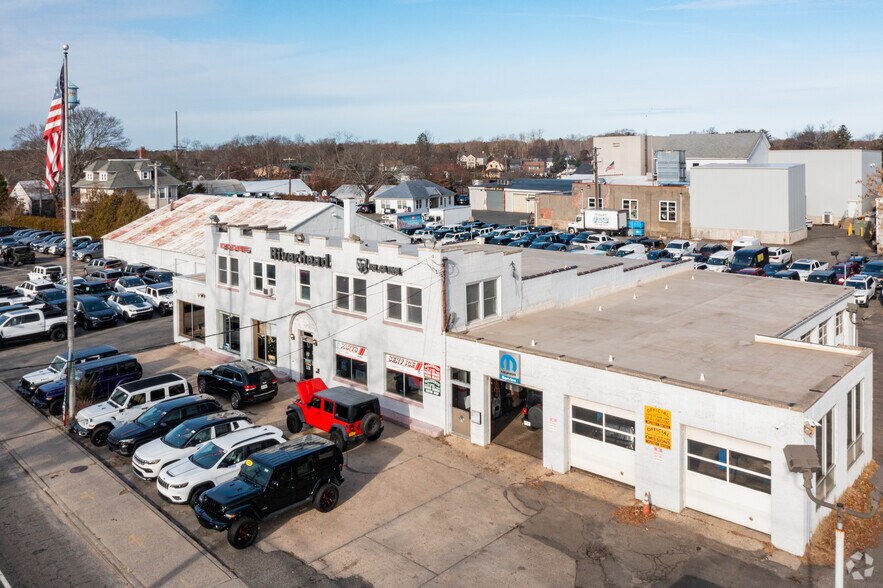 More Photos Of 642 W Main St, Riverhead Auto Dealership For Lease