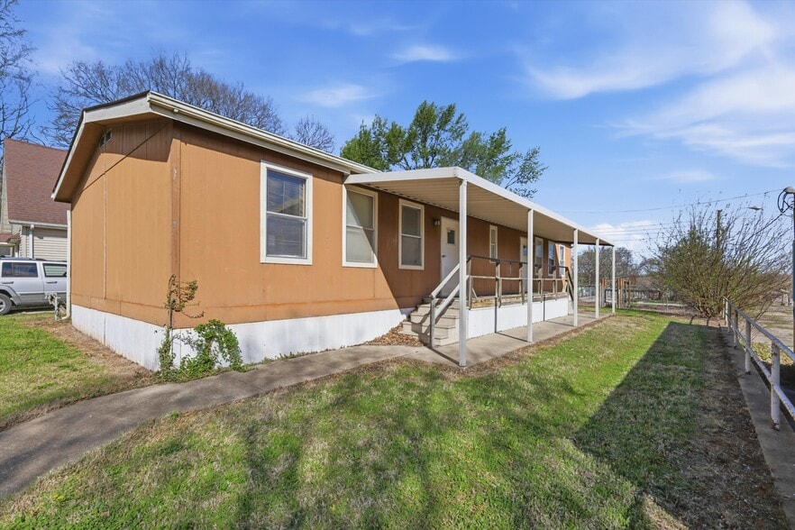 More Photos Of 1009 W Pacific, Osawatomie Schools For Sale