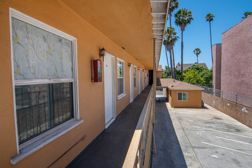 More Photos Of 1930 S Oxford Ave, Los Angeles Apartments For Sale