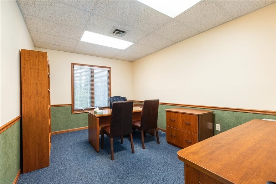 More Photos Of 10623 Crestwood Dr, Manassas Office For Sale