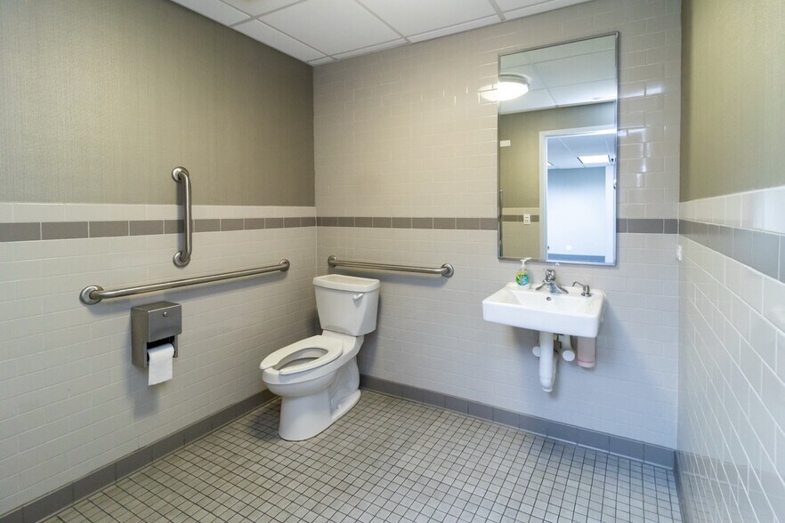 More Photos Of 2400 N Ashland Ave, Chicago Medical For Lease