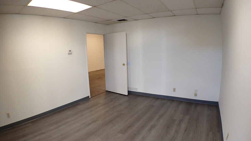 More Photos Of 19215 Parthenia St, Northridge Service For Lease