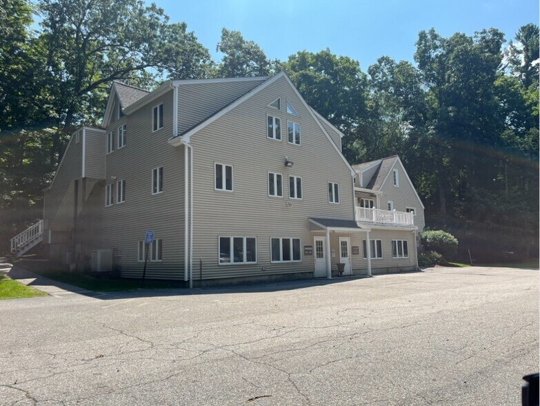 More Photos Of 569 Main St, Monroe Office For Lease