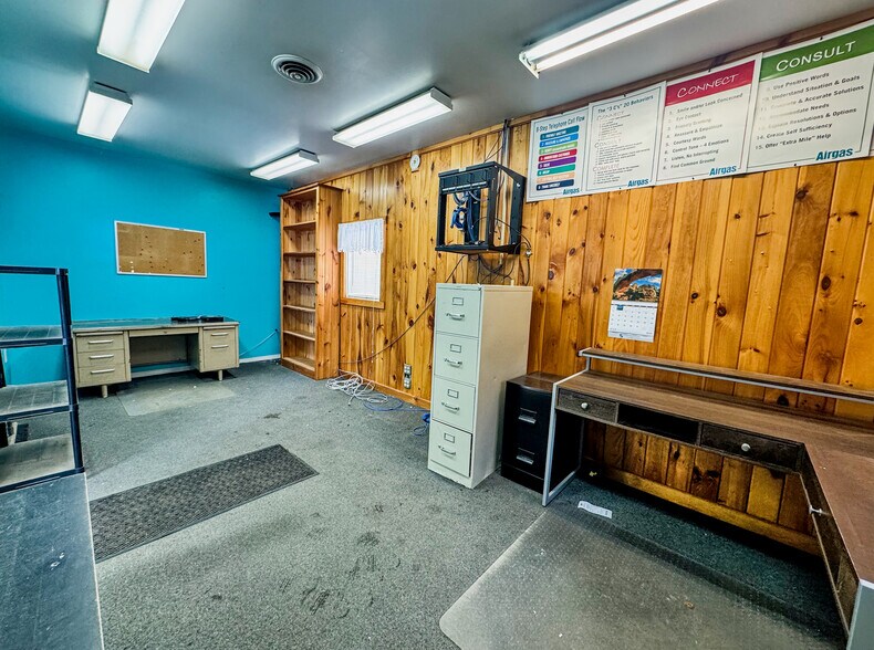 More Photos Of 33 Transport Dr, Bennington Freestanding For Sale