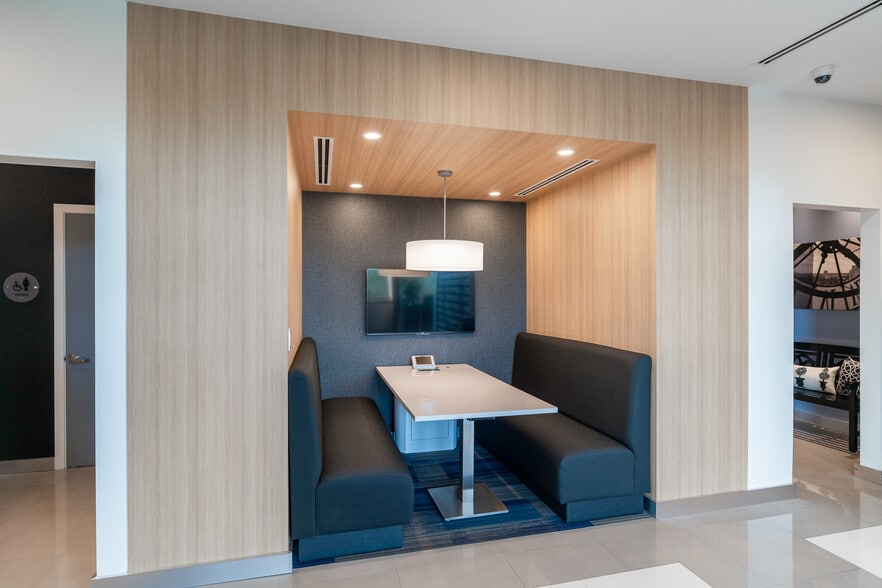 More Photos Of 2002 Ultimate Way, Weston Office For Lease