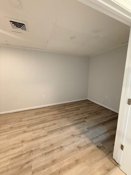 More Photos Of 325 W Venice Ave, Venice Storefront Retail Office For Lease