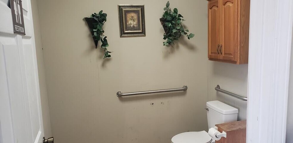 More Photos Of 616 S Broadway St, Mccomb Freestanding For Sale