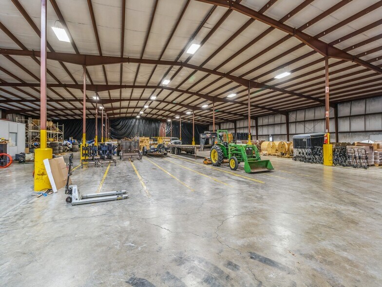 More Photos Of 11261 US Highway 69, Story City Warehouse For Lease