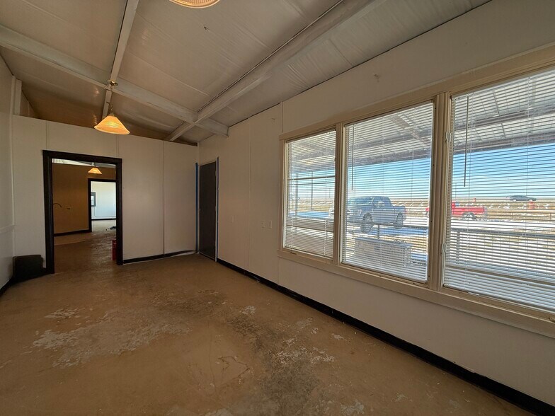 More Photos Of 6549 Interstate 35, Valley View Unknown For Lease