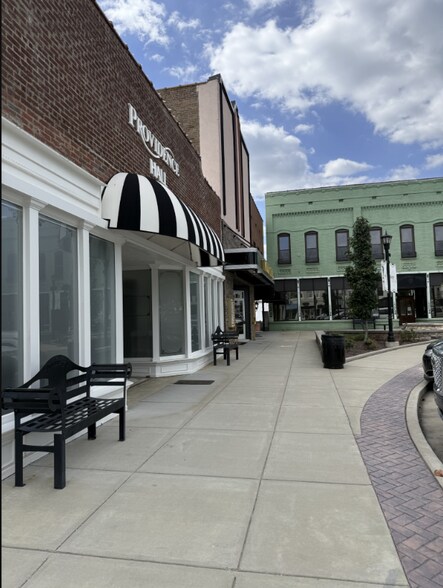 More Photos Of 29 Public Sq, Lawrenceburg General Retail For Lease