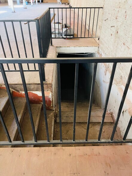 More Photos Of 327 S Broadway, Los Angeles Restaurant For Lease