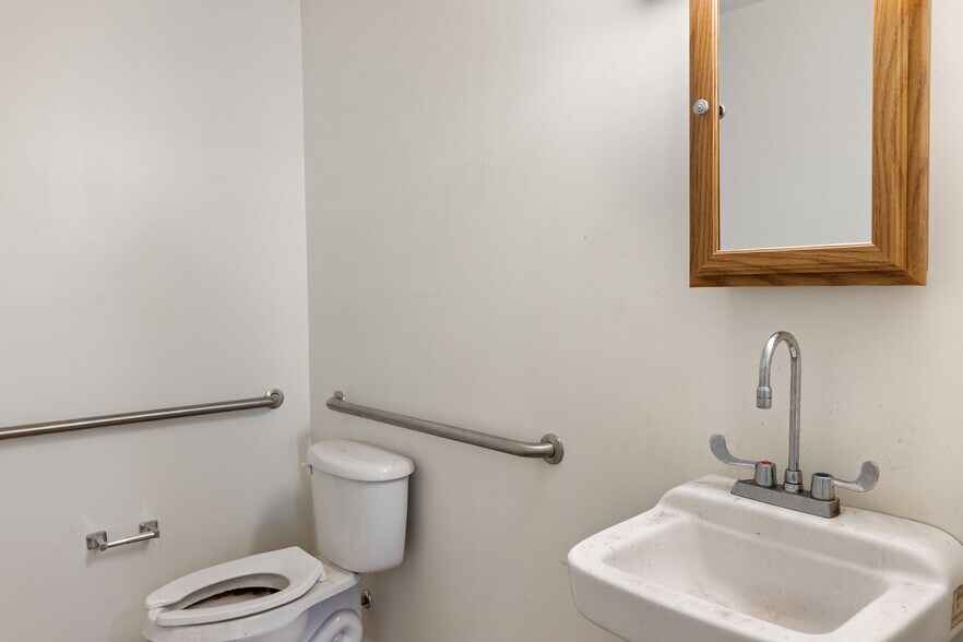 More Photos Of 7026 Ridge Ave, Philadelphia Storefront For Sale