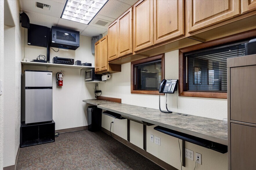 More Photos Of 1421 SW Barlow St, Oak Harbor General Retail For Sale