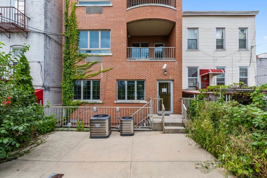 More Photos Of 2717 Crescent St, Astoria Medical For Lease