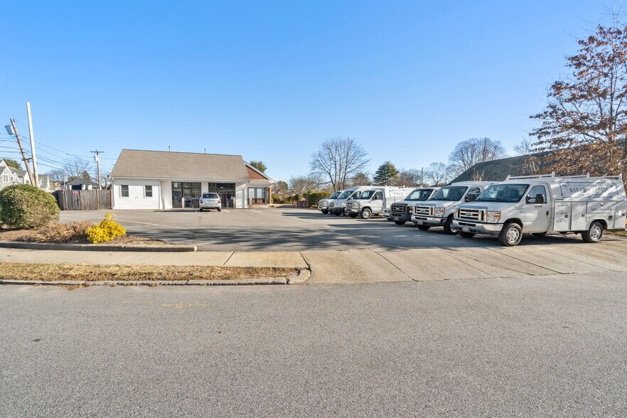 More Photos Of 655 Saw Mill Brook Pky, Newton General Retail For Sale