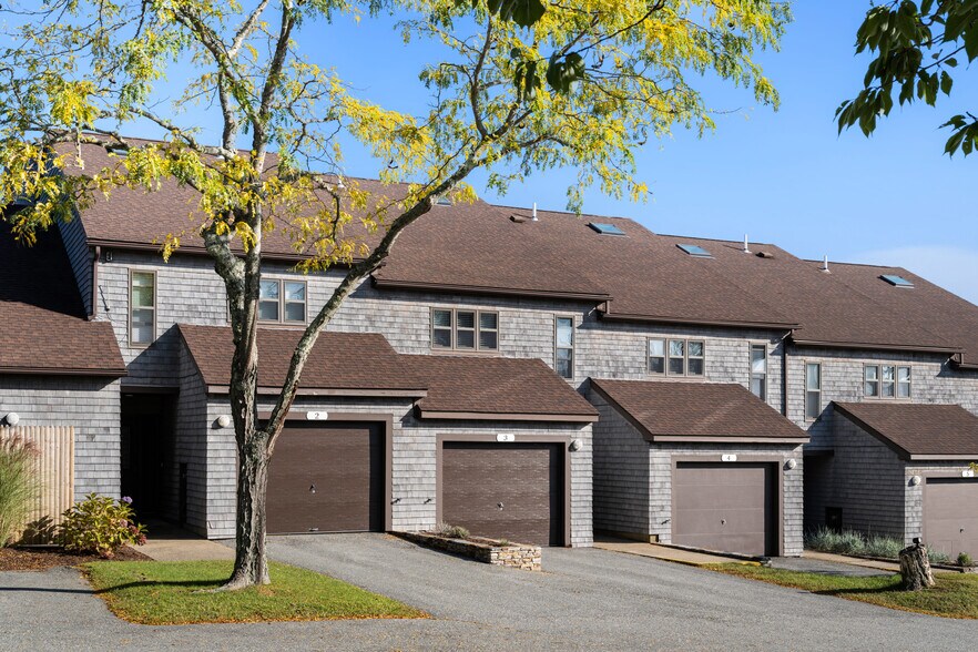 Primary Photo Of 150 Bay View Dr, Jamestown Hotel For Sale