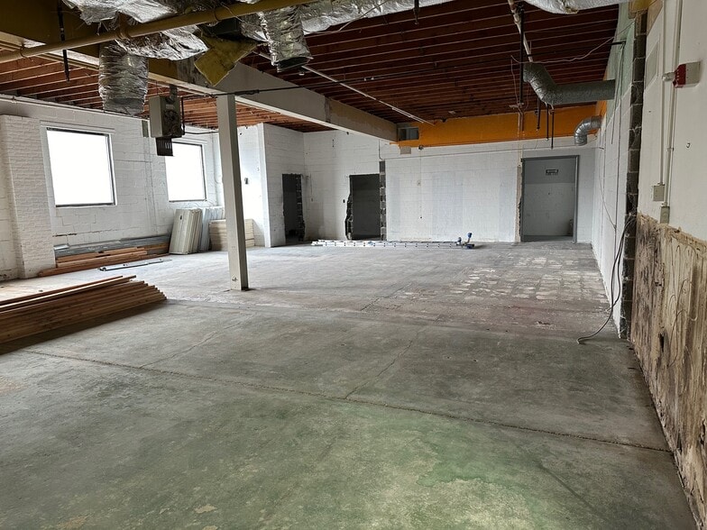 More Photos Of 19 Willard Rd, Norwalk Warehouse For Lease