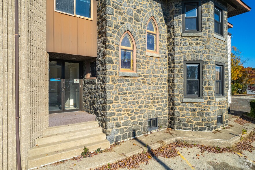 More Photos Of 83 S Eagle Rd, Havertown Flex For Sale