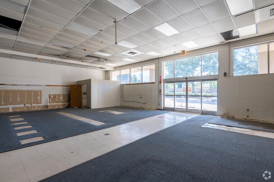 More Photos Of 1811 E Arkansas Ln, Arlington Freestanding For Sale