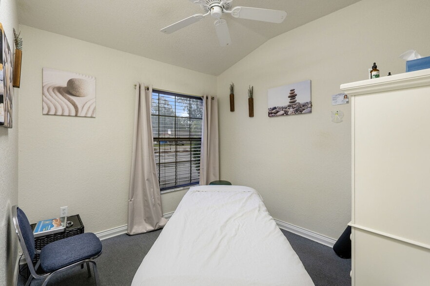 More Photos Of 1377 Deltona Blvd, Spring Hill Office For Lease