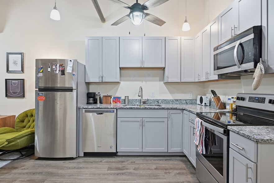 More Photos Of 833 N Market St, Wilmington Storefront Retail Residential For Sale