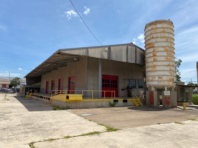 Primary Photo Of 1547 W Poplar St, San Antonio Warehouse For Sale