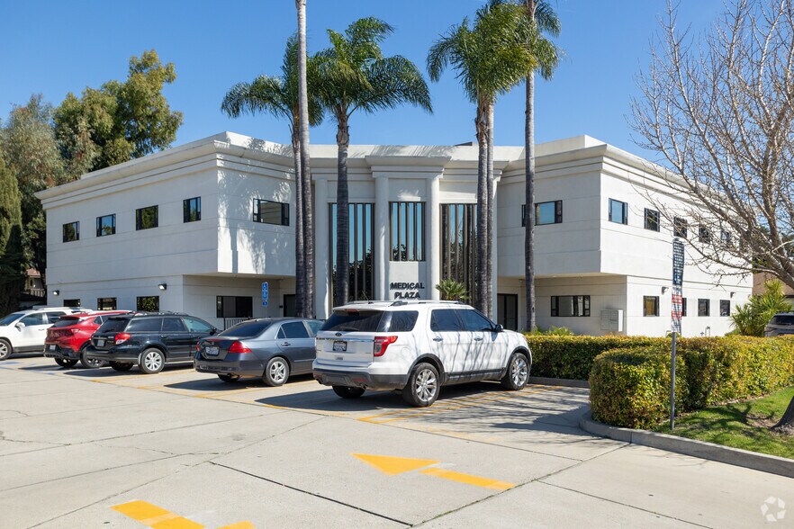 Primary Photo Of 821 E Chapel St, Santa Maria Medical For Sale