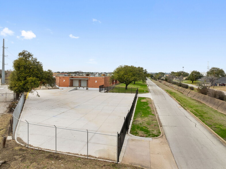 More Photos Of 8107 Chancellor Row, Dallas Warehouse For Lease