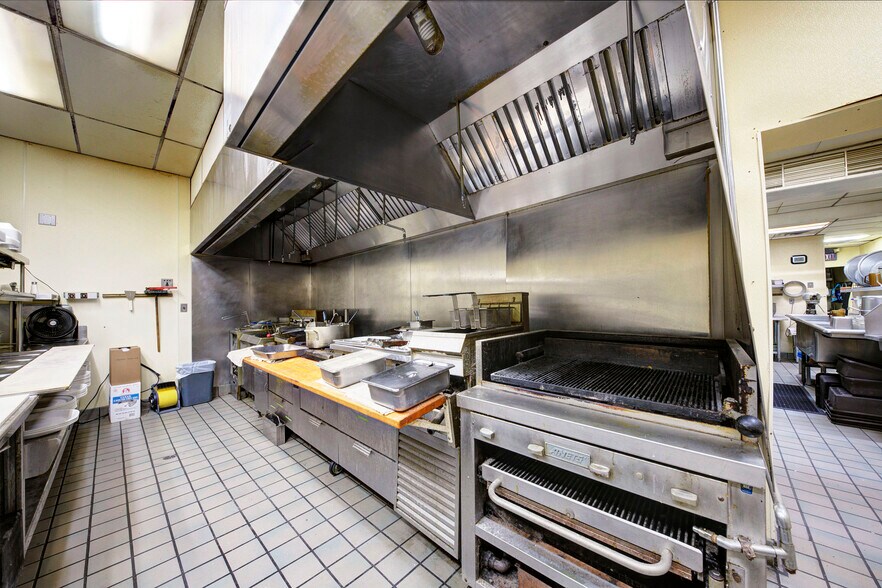 More Photos Of 1744 Biddle Ave, Wyandotte General Retail For Sale