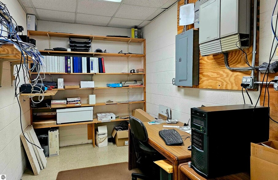 More Photos Of 800 Woodside Dr, Saint Louis Industrial For Sale