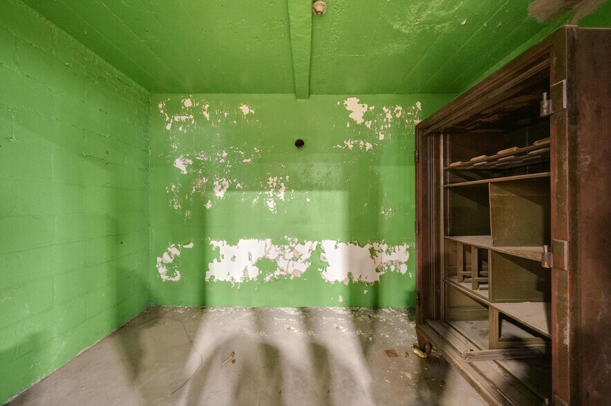 More Photos Of 1539 Covert St, Ridgewood Warehouse For Lease