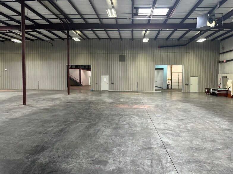 More Photos Of 631-651 N Raddant Rd, Batavia Warehouse For Sale