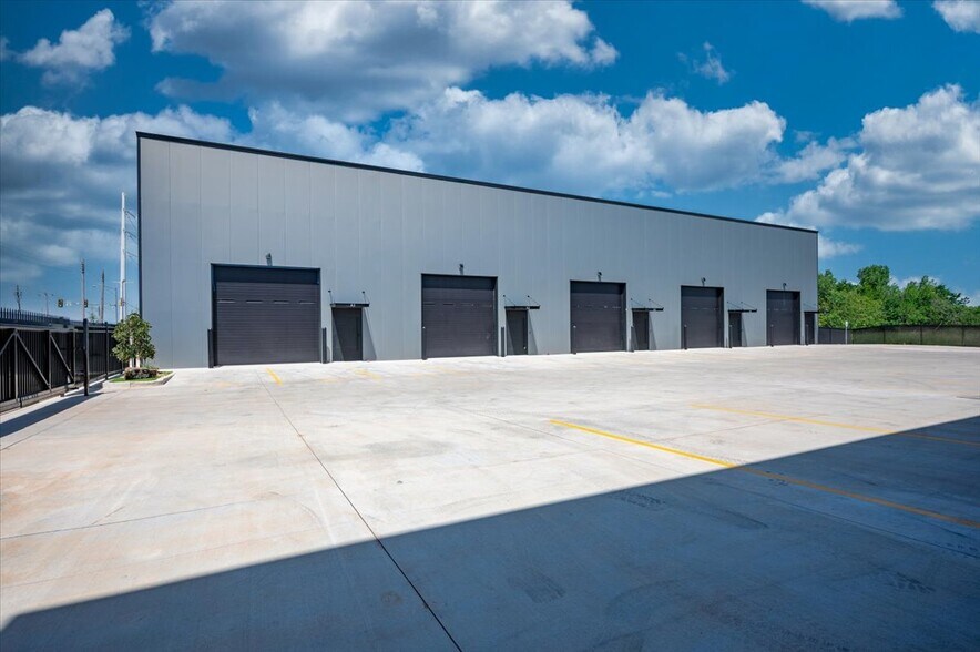 More Photos Of 1229 NW 122nd St, Oklahoma City Light Manufacturing For Lease